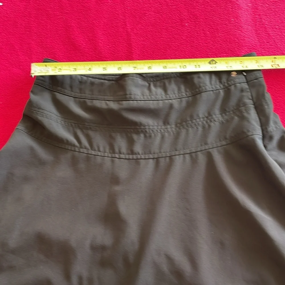 Black Izod sz 4 skort. flares out , light weight  and has built in shorts